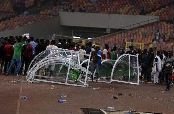 尼日利亞球迷毀壞後備席座椅。