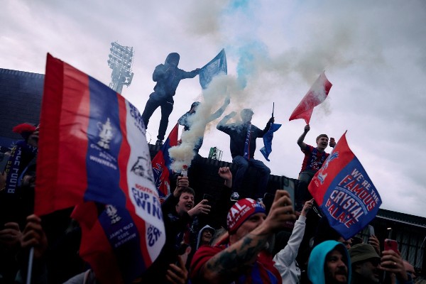 球迷橫額諷森林班主 水晶宮遭足總處罰