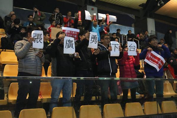 南華球迷賽前示威，以表達對近日球隊內亂的不滿。@Now Sports