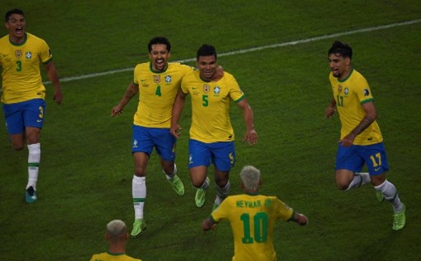 巴西球員絕殺後興奮慶祝。©AFP