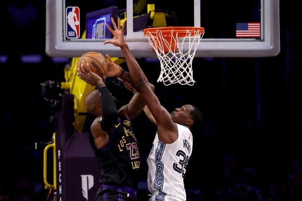 雙L合轟65分 湖人險勝灰熊