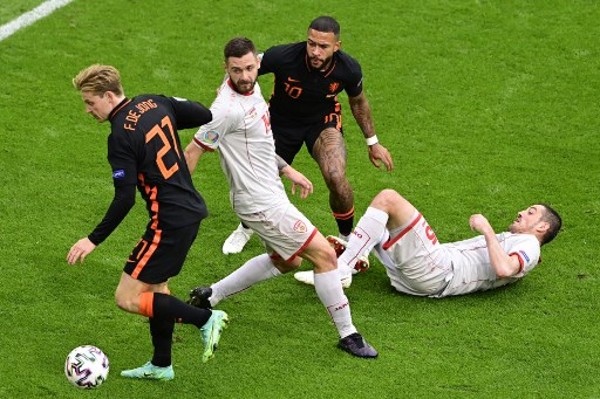荷蘭在歐國盃採取較多的輪換。©AFP