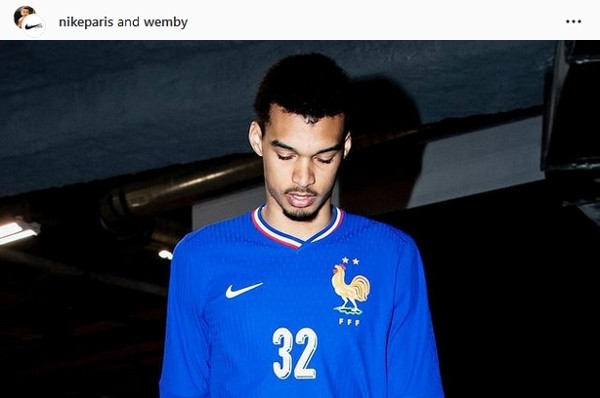 Wemby宣傳法國足球國家隊的最新球衣。Instagram截圖