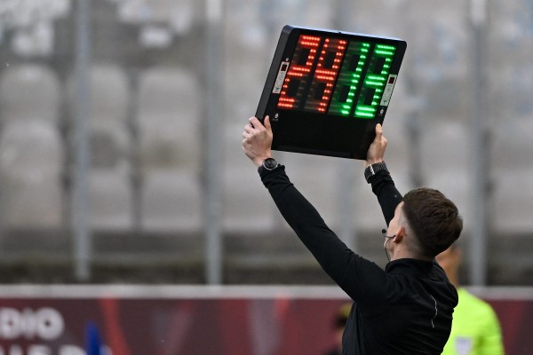 【足球芝道】換人不再是「散步時間」 10秒限時令登場