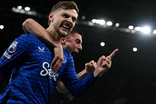 愛華頓贈般尼雙蛋