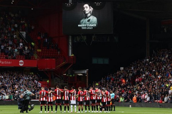 錫菲聯在英超賽前悼念古莎克。©AFP