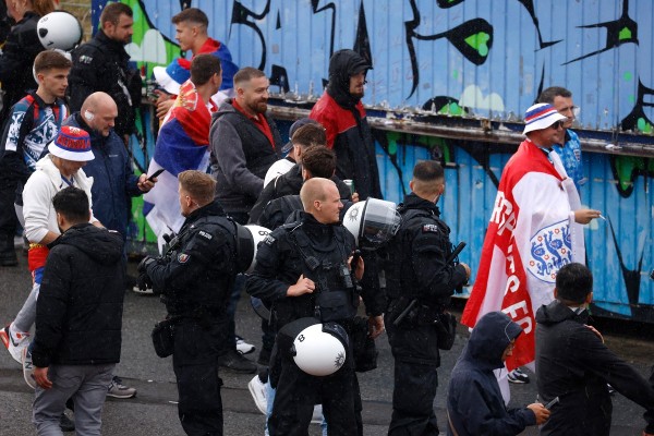 德警在比賽球場外也嚴陣以待。©AFP