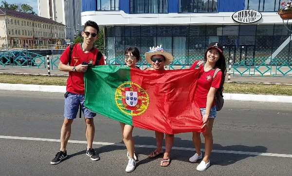 筆者在2018世界盃與其他葡萄牙球迷合照。筆者提供