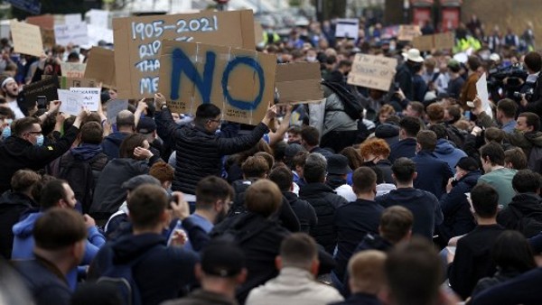 歐超聯宣告成立引來球迷群起反對。©AFP