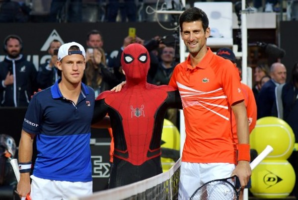 兩人與蜘蛛俠打扮的球迷合照。©AFP