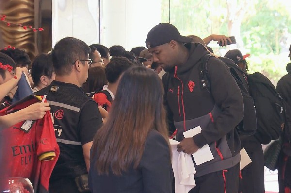 AC米蘭大軍抵港 球星簽名合照有求必應
