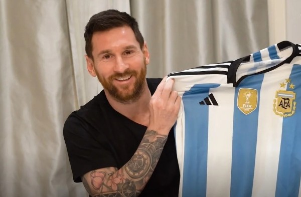 美斯首次接觸阿根廷3星球衣。