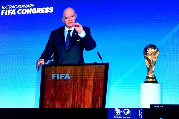 FIFA會長恩芬天奴公佈沙特成為東道主。©AFP