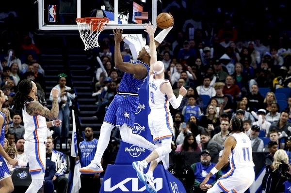 咁都得？禿曼巴拎住鞋封對手上籃