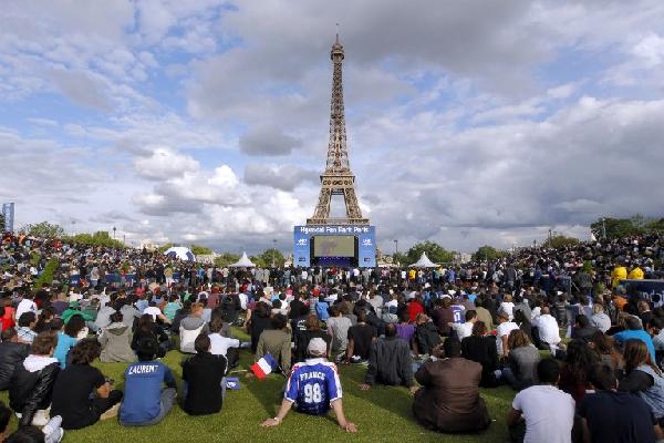 巴黎球迷區就設置在戰神廣場、艾菲爾鐵塔的下方。©AFP
