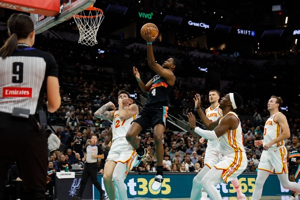 馬刺獵「鷹」 Wemby缺陣下3連勝