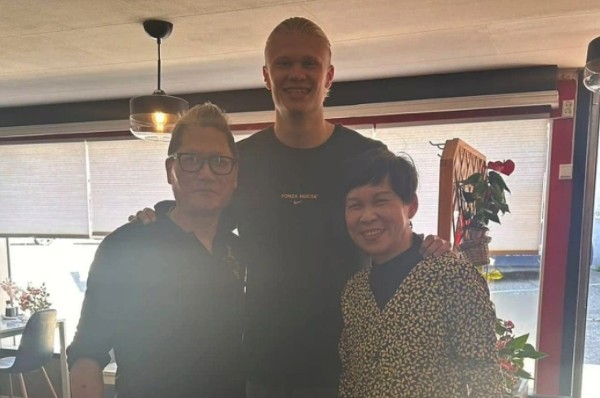 賀蘭在中餐館與老闆合照。Instagram圖片
