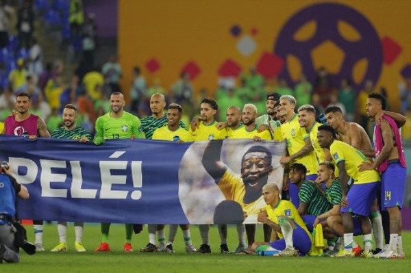 巴西球員以橫額祝福病重的比利。