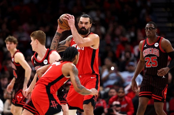 火箭中鋒亞當斯收咧