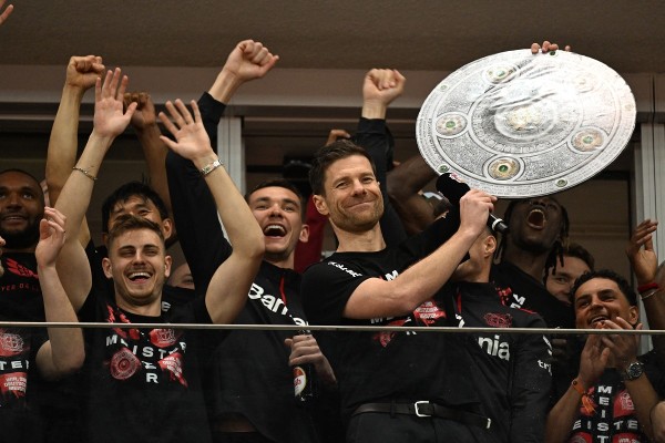 沙比阿朗素帶領利華古遜捧起德甲冠軍盾。©AFP