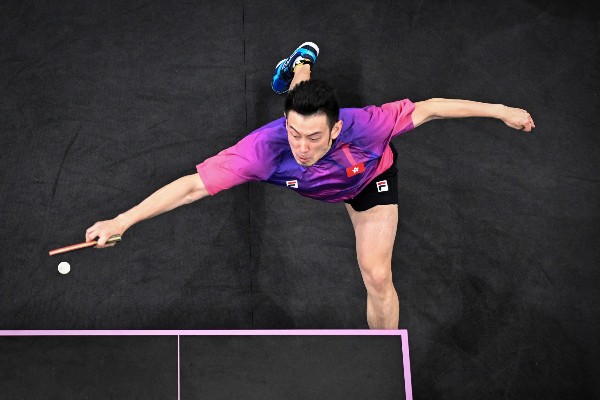 黃鎮廷於男單及男雙同樣過關。©AFP