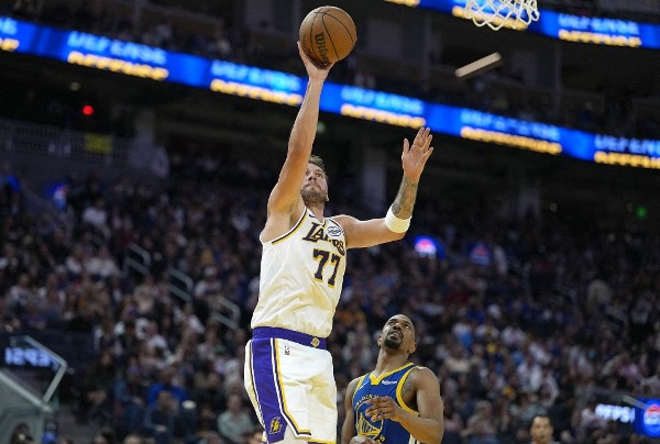 祖高域見證湖人贏波 當錫：他是G.O.A.T.