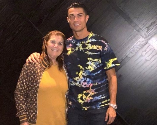 C朗與家人食pizza慶祝地標