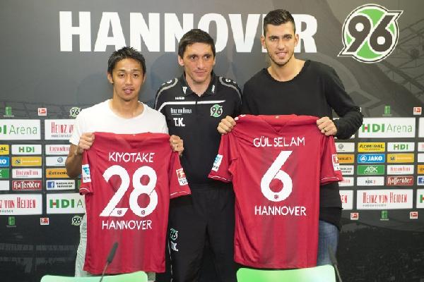 漢諾威在記招公佈兩名新球員加盟。©AFP