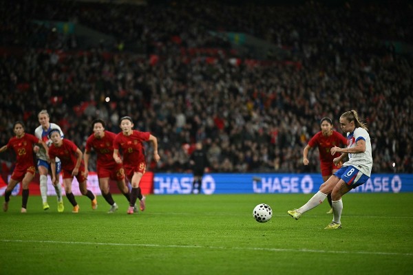 史丹維替英格蘭射入12碼。©AFP